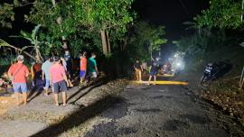 WARGA BATUR MENAMBAL JALAN BERLUBANG PADA MALAM HARI